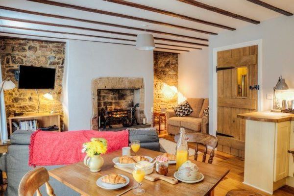 Paredes piedra  casa madera