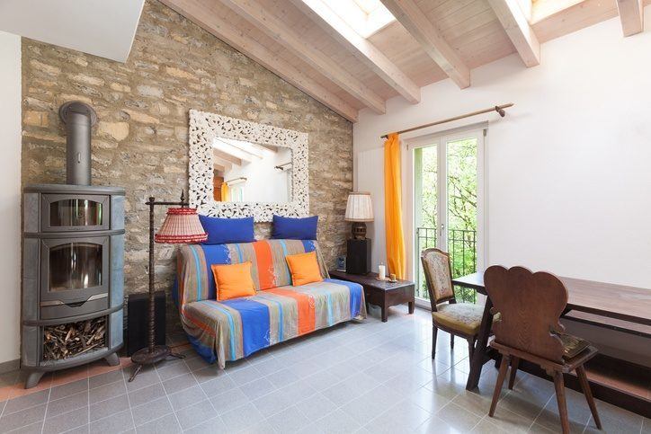 Paredes piedra  chimenea sala