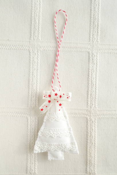 Adornos de navidad con fieltro manualidades faciles arbol blanco