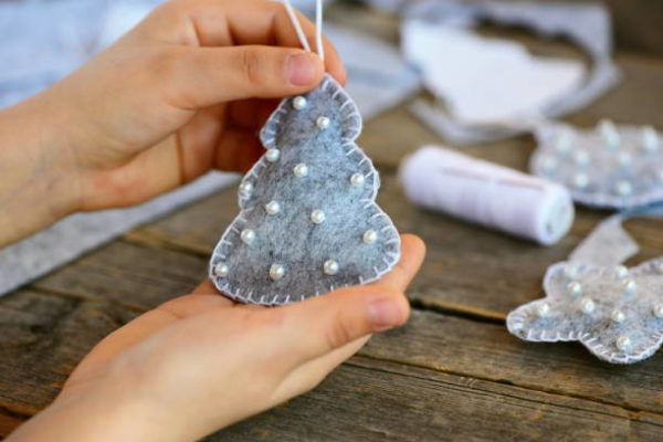 Adornos de navidad con fieltro manualidades faciles arbol gris