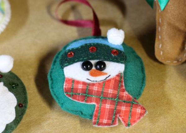 Adornos de navidad con fieltro manualidades faciles bola muñeco