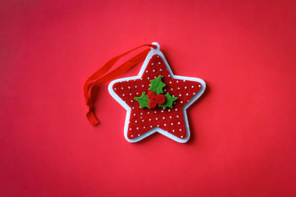 Adornos de navidad con fieltro manualidades faciles estrella roja blanca 