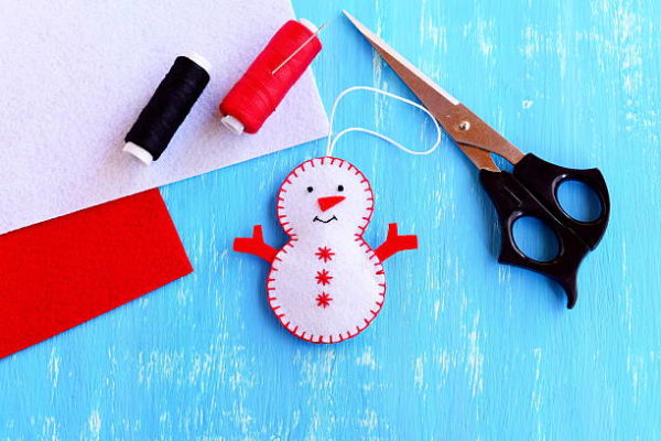 Adornos de navidad con fieltro manualidades faciles muñeco nieve 