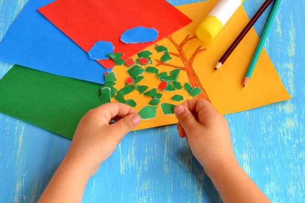 Manualidades para niños dia del arbol de papel pegado sobre dibujo en cartulina 