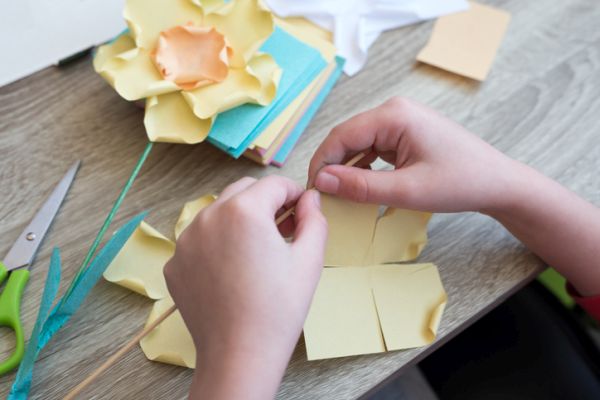 Manualidades para niños dia del arbol flores de papel 