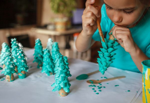 Manualidades para niños dia del arbol pino de rollo de carton pintado 