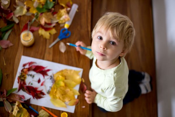 Manualidades para niños dia del arbol retrato con hojas 
