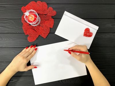 Postales para san valentin mujer con corazon manualidades