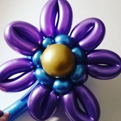 Flor morada y azul con globos