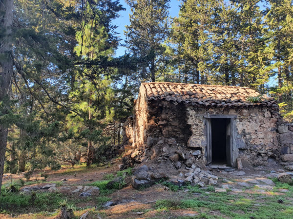 Fachada casa rustica de piedra 