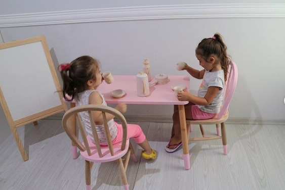 Los mejores juegos caseros educativos para hacer con niños tomando el té