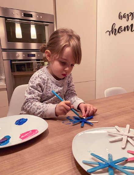 Los mejores juegos caseros educativos para hacer con niños dibujando palos