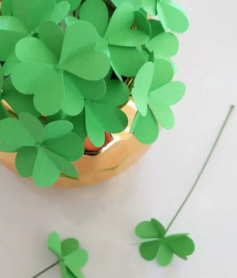 Las mejores manualidades para el Día de San Patricio tréboles en ramo