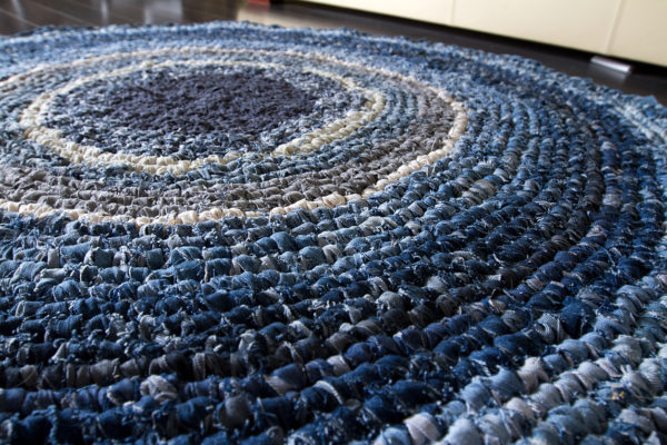 Mejores ideas manualidades para reciclar ropa vieja alfombra 4