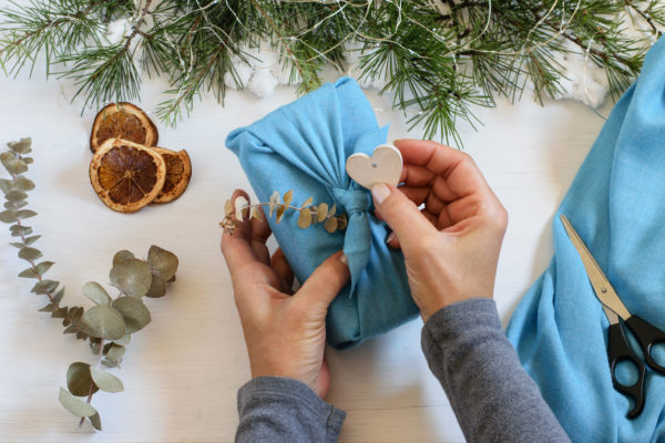 Mejores ideas manualidades para reciclar ropa vieja envolver regalo