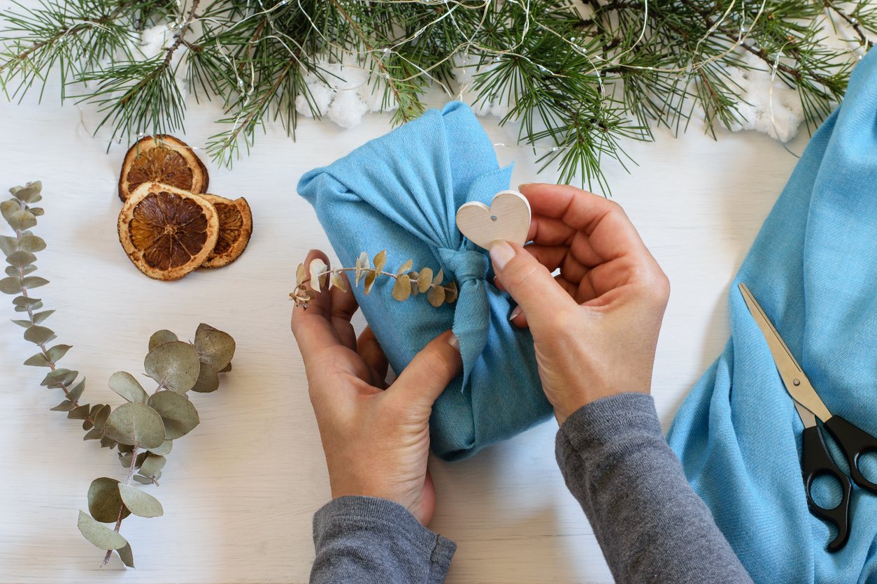 Mejores ideas manualidades para reciclar ropa vieja envolver regalo