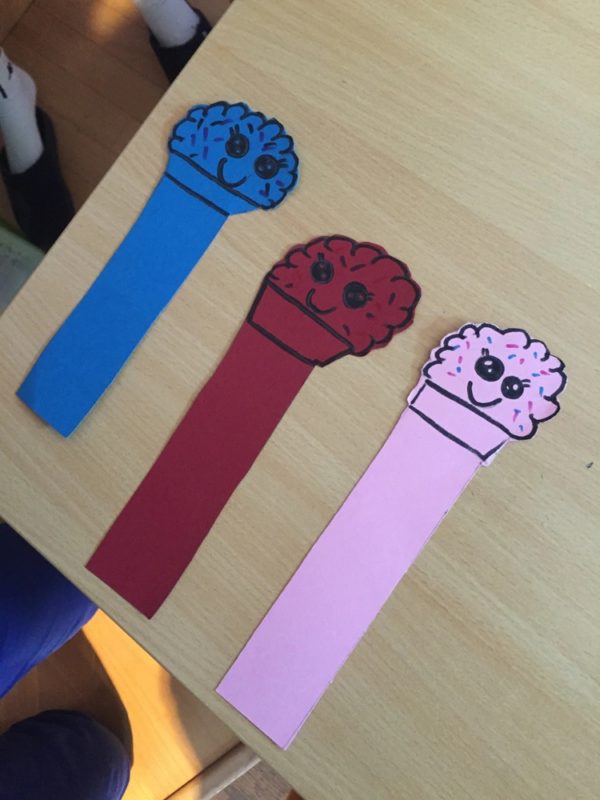 Mejores regalos para el dia de la madre con cartulinas marcador libro