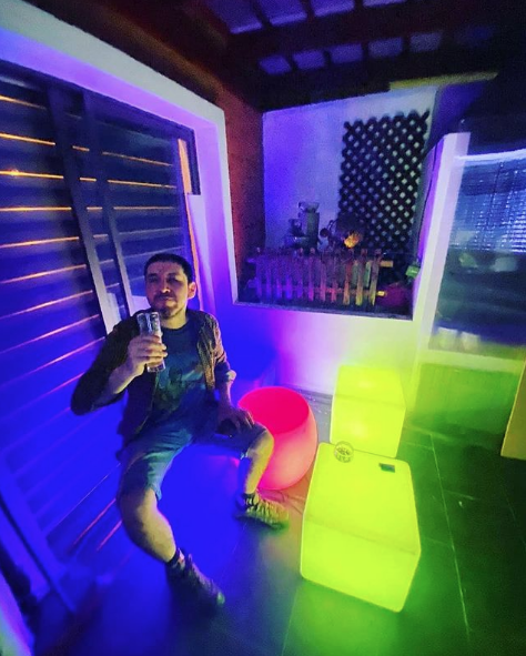 30 Ideas para decorar la terraza en Primavera Verano luces neón