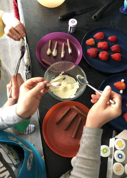 Manualidades de Star Wars para niños en preparando postres