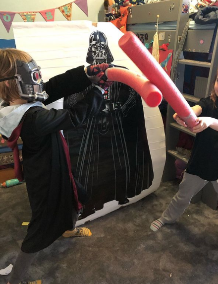 Manualidades de Star Wars para niños en sables láser