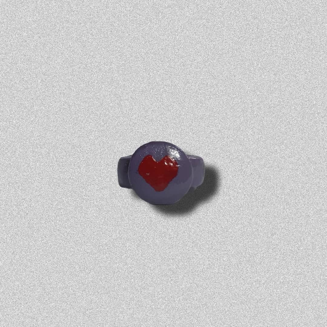 Anillo azul corazón de arcilla