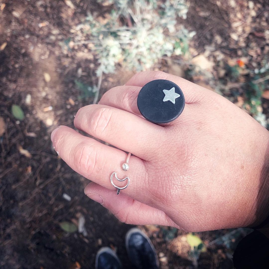 Anillo negro con estrella