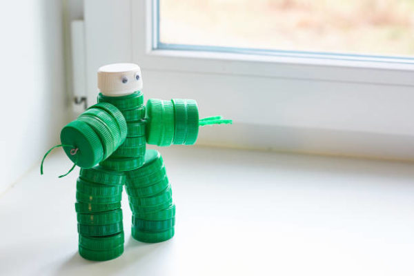 Juguetes reciclados robot tapones