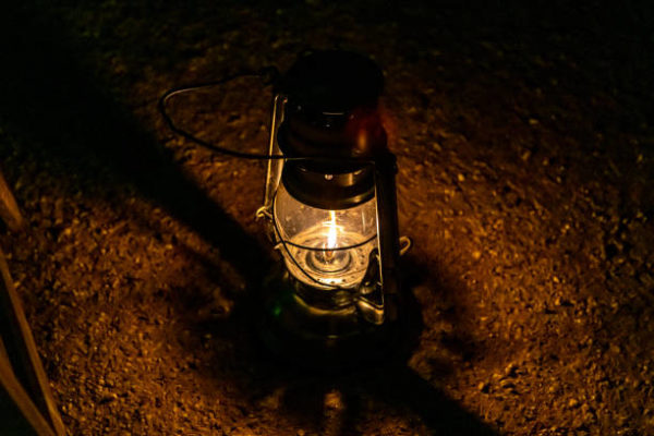 Las mejores ideas para iluminar tu jardin sin contaminar lampara aceite antigua 