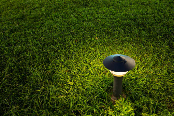 Las mejores ideas para iluminar tu jardin sin contaminar lamparas carga solar 