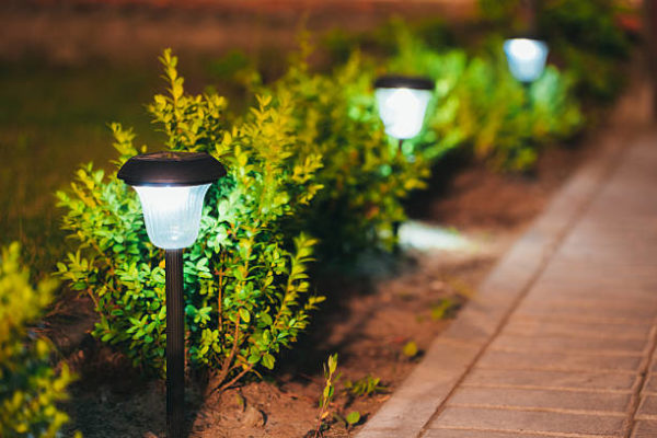 Las mejores ideas para iluminar tu jardin sin contaminar lamparas solar
