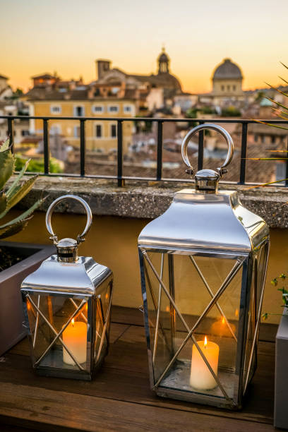 Las mejores ideas para iluminar tu jardin sin contaminar velas farol