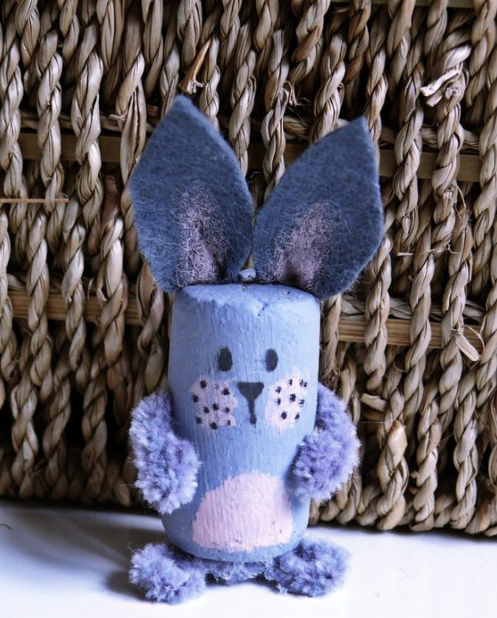 Ideas y consejos para hacer animales con corchos para niños conejo morado