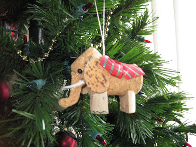 Ideas y consejos para hacer animales con corchos para niños elefante colgante elegante