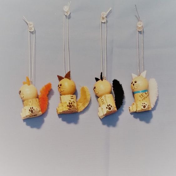 Ideas y consejos para hacer animales con corchos para niños gatos colgados