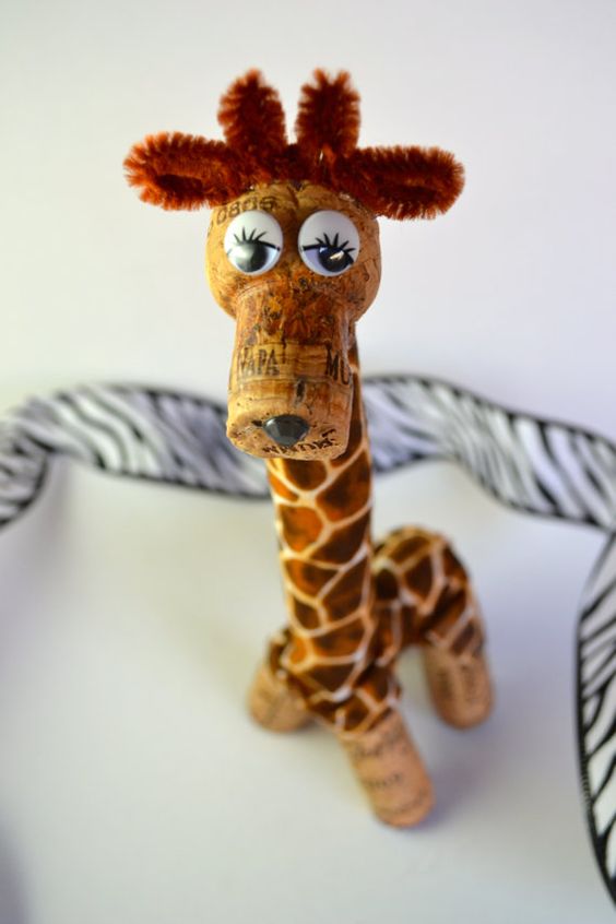 Ideas y consejos para hacer animales con corchos para niños jirafa mirona