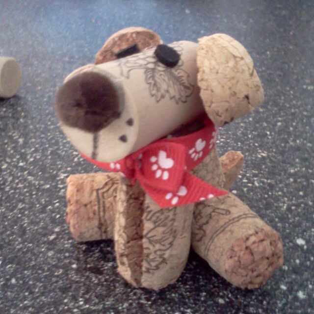 Ideas y consejos para hacer animales con corchos para niños perro esperando