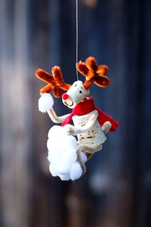 Ideas y consejos para hacer animales con corchos para niños reno colgado