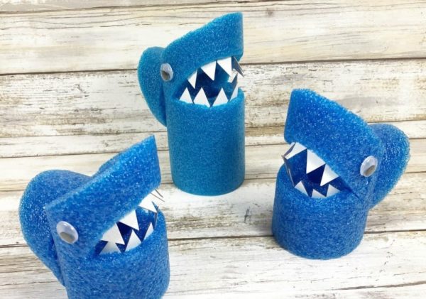 Manualidades para hacer con churros de piscina para ninos foto tiburones