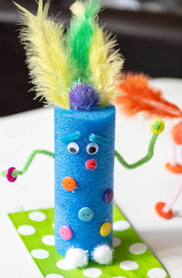 Manualidades para hacer con churros de piscina para ninos muñecos plumas