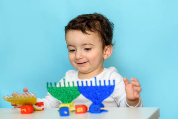 Ideas de manualidades para ninos para el dia de hanukkah menorah goma eva 