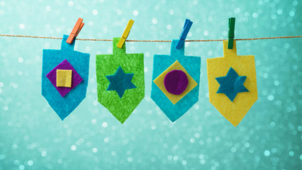 Ideas de manualidades para ninos para el dia de hanukkah peonzas fieltro 