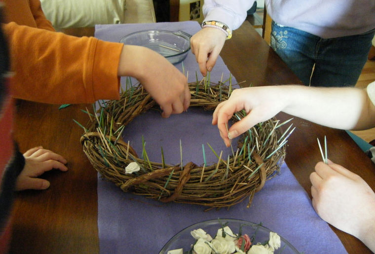 Corona de espinas hechas con ramas secas
